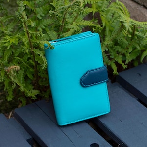 Monedero Nevaeh de piel turquesa: billetera fina RFID para mujer, de piel auténtica, regalo de lujo hecho a mano, tarjetero de diseño con compartimento para monedas.