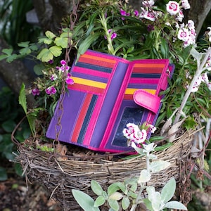 Cartera de cuero para mujer Nevaeh Heavenly Accessories - Monedero grande de cuero morado plegable con bloqueo RFID, regalo para ella y mamá