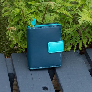 Monedero Nevaeh de piel azul marino: cartera pequeña RFID para mujer, de piel auténtica, regalo hecho a mano, tarjetero delgado de diseño.