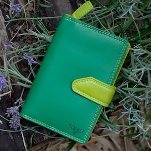 Cartera de cuero para mujer Nevaeh Heavenly Accessories - Cartera plegable de cuero verde para mujer con bloqueo RFID, regalo para ella y mamá