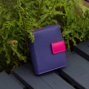 Cartera Nevaeh de piel morada: pequeña cartera triple con bloqueo RFID para mujer. Diseño celestial. Practicidad terrenal.