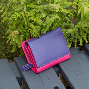 Cartera de piel morada Nevaeh – Monedero fino para mujer con protección RFID – Cartera triple de piel de becerro hecha a mano – Regalo para ella. Cartera de diseño para mujer.