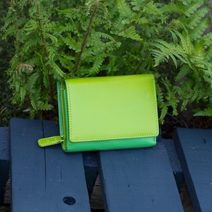 Cartera Nevaeh de piel color lima – Monedero delgado para mujer con protección RFID – Cartera triple de piel de becerro hecha a mano – Regalo para ella. Cartera de diseño para mujer.