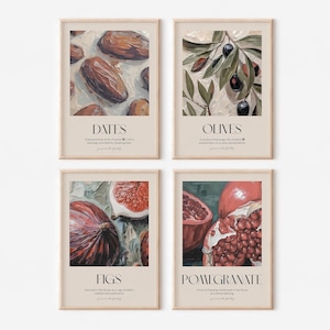 Può includere: Quattro stampe artistiche incorniciate con illustrazioni ad acquerello di datteri, olive, fichi e melograni. Ogni stampa ha uno sfondo beige con la frutta e il testo. Il testo include il nome del frutto e una citazione. Le cornici sono di colore beige chiaro.