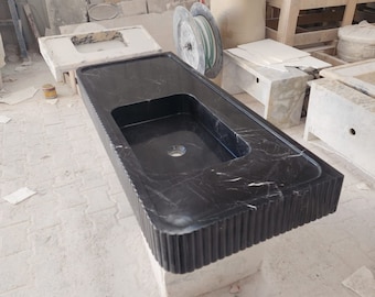 Nero Marquina marmor diskho: Räfflad front, väggmonterad kommod