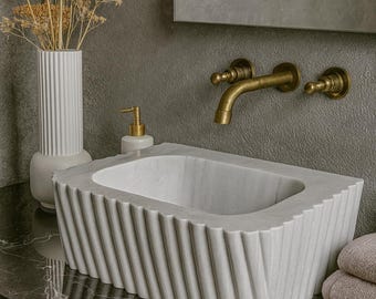 Lavandino in marmo di Carrara fatto a mano: lavabo con bordo scanalato