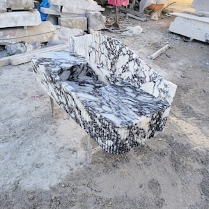 Handgefertigtes Waschbecken im Calacatta Viola Marmor mit Aufkantung (50x58x25cm)