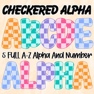 以下が含まれることがあります： 上部に「CHECKERED ALPHA」、下部に「5 FULL A-Z Alpha And Number」というテキストが記載されたデジタルグラフィック。文字A、B、C、D、Eは、オレンジ、ティール、紫、ピンク、青のチェック柄のバブルフォントで表示されています。