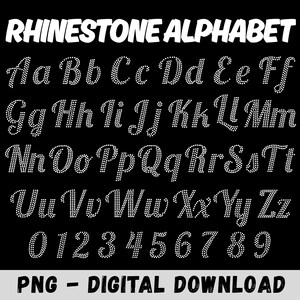 Op de afbeelding: Een digitale afbeelding met de tekst RHINESTONE ALPHABET bovenaan, gevolgd door een volledige set hoofdletters en kleine letters van A tot Z en cijfers van 0 tot 9, allemaal weergegeven in een wit cursief lettertype bestaande uit kleine stippen.