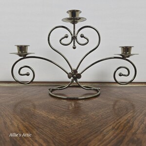 Portacandele triplo in ottone vintage a forma di cuore con volute dorate, candelabro per interni.