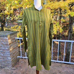 green emerald velvet dress Forest Green Button Front Detail Bodycon Midi Dress – AX Paris main image 1