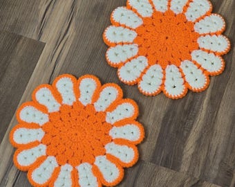 2 agarraderas de ganchillo vintage hechas a mano con forma de flor, color naranja y blanco, estilo granja, 25 cm.
