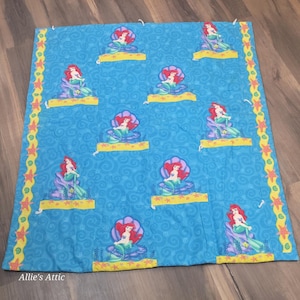 Coperta/trapunta con la Sirenetta per cameretta da bambina, decorazione Disney 42x39 immagine 1