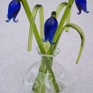 Juego de campanillas azules de cristal hechas a mano con hierba decorativa y jarrón acanalado