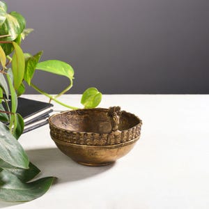 Cuenco Pyala de latón antiguo con asa de pavo real, decoración india para Pooja