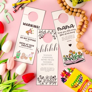 Pode incluir: Dois porta-chaves de porta imprimíveis com um sinal de aviso e uma mensagem para a mãe. O sinal de aviso diz "Mãe está atualmente em modo não perturbe. Entre por sua conta e risco!" O outro sinal diz "Mamã ama-te com cada fibra do seu ser. Mas só precisa de 20 minutos onde ninguém lhe fala."
