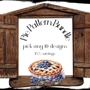 Peut inclure: Illustration à l'aquarelle d'une tarte aux myrtilles dans un plat blanc, encadrée par un cadre de fenêtre en bois rustique. Le texte indique "Pie Pattern Bundle" et "pick any 10 designs". La tarte est garnie de myrtilles fraîches.