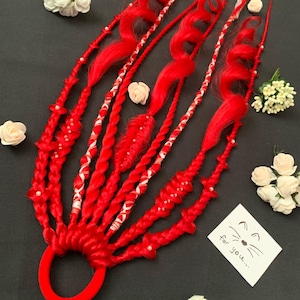 Extensions de cheveux queue de cheval, accessoire de coiffure viking avec élastique. Dreadlocks et tresses rouges sur élastique, cadeau personnalisé, prêt à être expédié.