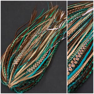 Puede incluir: Un conjunto de rastas coloridas en tonos marrón, turquesa, verde y rubio. Algunas hebras están adornadas con cuentas plateadas y costuras decorativas. Las rastas están dispuestas en un paquete compacto.