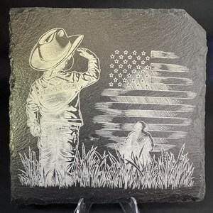 Patriotiskt barn som saluterar | Lasergraverad amerikansk flaggdekor | Underlägg i skiffer med USA-motiv
