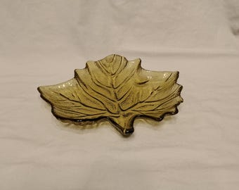 Plato vintage de mediados de siglo con forma de hoja de arce de vidrio ámbar