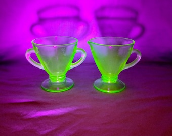 Juego de azucarero y lechera de vidrio de uranio vintage de mediados de siglo