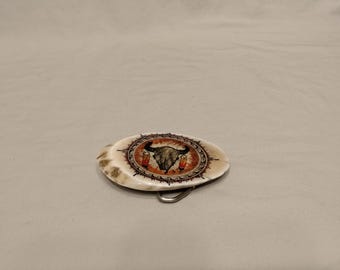 Hebilla de cinturón vintage con calavera de vaca emplumada pintada a mano