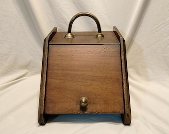 Caja de carbón antigua de madera y latón