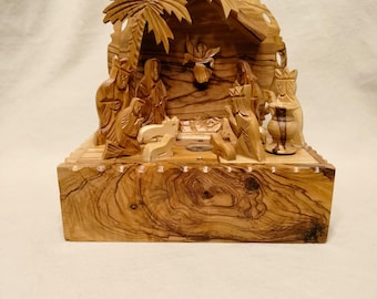 Caja de música navideña de madera de olivo antigua