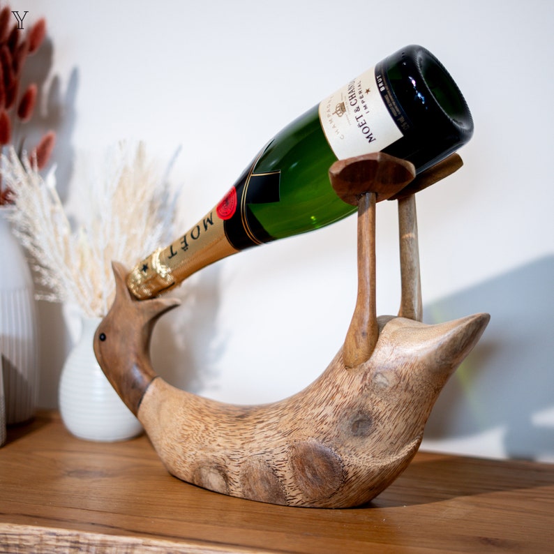 Pu&ograve; includere: Porta bottiglie di vino in legno a forma di uccello con una bottiglia di champagne Mo&euml;t & Chandon.