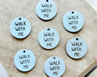 Colgante de madera con el tema de la Juventud SUD 2026: "Camina conmigo" / Opción personalizada disponible