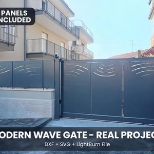 Può includere: Un cancello e un sistema di recinzione in metallo grigio scuro composti da 7 pannelli con motivi a onde ritagliati. Il design include sovrapposizioni di testo con 7 PANELS INCLUDED e MODERN WAVE GATE - REAL PROJECT con DXF + SVG + LightBurn File.