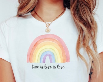Love Is Love Is Love T-shirt arcobaleno pastello, camicia Gay Pride, LGBTQIA+ Top, regalo per amico gay, camicia queer, design arcobaleno, vestibilità unisex