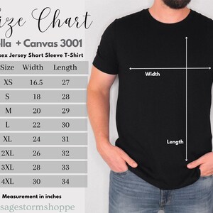 Pu&ograve; includere: Una maglietta nera unisex a maniche corte &egrave; presentata con una tabella delle taglie. La tabella elenca le taglie dalla XS alla 4XL, con le corrispondenti misure di larghezza e lunghezza in pollici. La tabella &egrave; etichettata "Size Chart" e include il marchio "Bella + Canvas 3001".