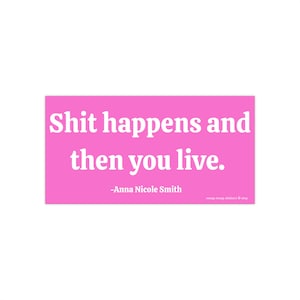 Może przedstawiać: Różowa prostokątna naklejka z cytatem "Shit happens and then you live." w białym tekście. Cytat przypisany Annie Nicole Smith. Naklejka zawiera również nazwę sklepu Etsy "meep meep stickers @ etsy."