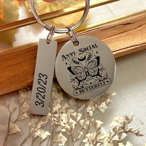 Aangepaste antisociale vlinder tarotkaart sleutelhanger - gepersonaliseerde roestvrijstalen Halloween sleutelhanger cadeau