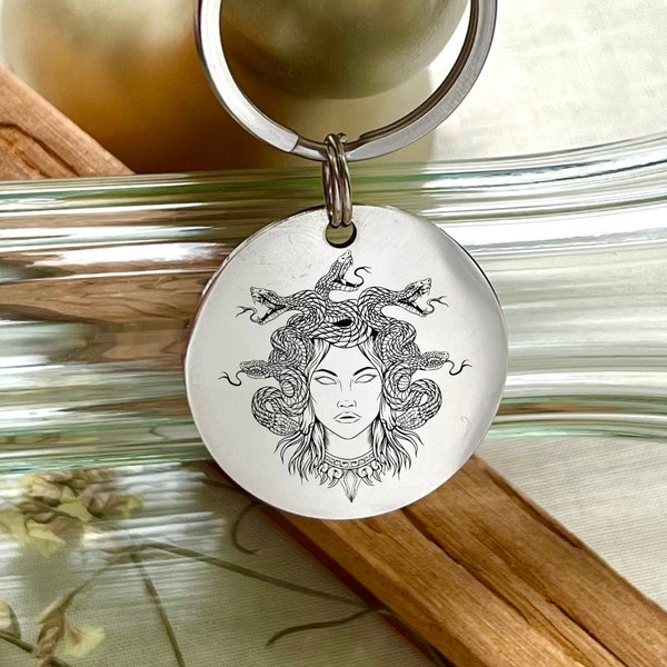 Medusa Head Keychain - Gorgon Mythology Symbol - Stylish Mythical Accessory