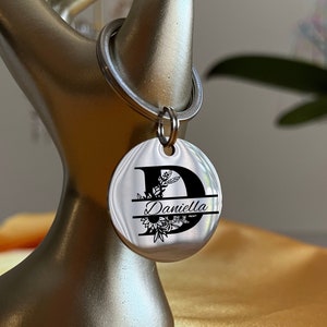 Llavero de monograma inicial personalizado, llavero de letra hecho a mano personalizado, regalo personalizado del Día de las Madres