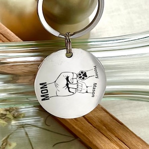 Personalized Mom Dad Fist Bump Keychain - Custom Paw Fist Bump Keychain - Custom Dog Mama Gift Dog Dad Gift