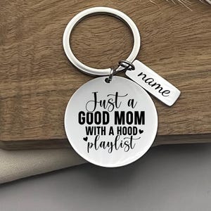 Llavero de acero inoxidable personalizado con la lista de reproducción &quot;Just A Good Mom With A Hood&quot; (Solo una buena mamá con capucha) - Regalo para el día de la madre - Regalo de cumpleaños personalizado para mamá