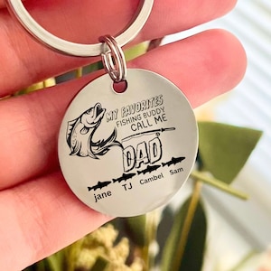 Personalisierter „My Favorite Fishing Buddies Call Me Dad“ – Edelstahl-Schlüsselanhänger – individuelles Weihnachtsgeschenk für Vater