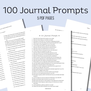 Może przedstawiać: Zestaw 100 podpowiedzi do dziennika, wydrukowanych na białym papierze. Podpowiedzi mają pomóc Ci zastanowić się nad swoim życiem, celami i wartościami. Tekst "100 Journal Prompts" jest wydrukowany na górze strony czarnym kolorem.