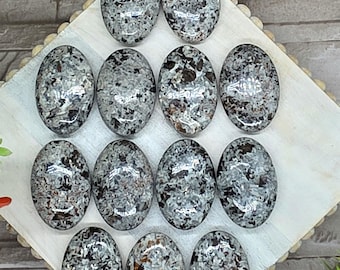 Yooperlite Palm Stone / 2" / UV Reactive / Yooperlite / Chakra / Rocks and Minerals