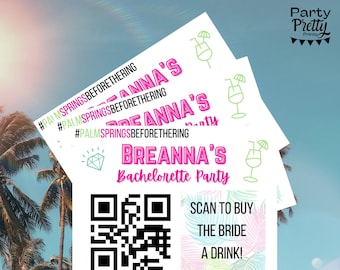 Puede incluir: Una tarjeta blanca con un diseño rosa y verde que presenta un código QR, el texto "#PALMSPRINGSBEFORETHERING BREANNA'S Bachelorette Party" y el texto "SCAN TO BUY THE BRIDE A DRINK!" La tarjeta también tiene un pequeño icono de diamante y un icono de copa de cóctel.