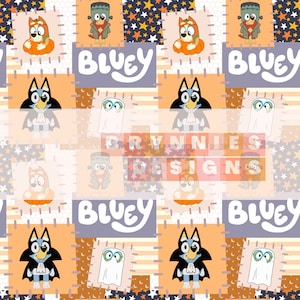 Op de afbeelding: Een kleurrijk patchwork-patroon met een cartoonhond verkleed als vleermuis, een spook en een Frankenstein-monster. Het patroon bevat ook sterren, manen en het woord "Bluey" dat overal wordt herhaald.