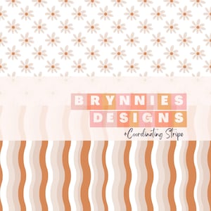 Op de afbeelding: Een digitale illustratie van een witte achtergrond met een herhalend patroon van kleine witte madeliefjes. Onder de madeliefjes bevindt zich een roze en oranje banner met de tekst "BRYNNIES DESIGNS" en de tekst "Coordinating Stripe". De onderkant van de afbeelding is een herhalend patroon van golvende oranje en witte strepen.