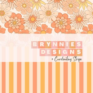 Op de afbeelding: Een naadloos patroon met een herhalend ontwerp van oranje en gele bloemen op een witte achtergrond. Het patroon wordt gecombineerd met een bijpassend streepjespatroon in oranje en geel. De tekst "BRYNNIES DESIGNS + Coordinating Stripe" wordt weergegeven in roze vakken.
