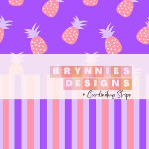 Puede incluir: Un fondo morado con un patrón repetido de piñas rosas con corazones blancos. La mitad inferior de la imagen es un fondo blanco con el texto "BRYNNIES DESIGNS + Coordinating Stripe". La parte inferior de la imagen es un patrón de rayas moradas y rosas.