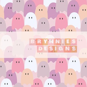 Op de afbeelding: Een herhalend patroon van cartoongeesten in pastelkleuren, waaronder roze, paars, perzik en wit. Elke geest heeft twee kleine zwarte ogen. De tekst "BRYNNIES DESIGNS" staat in een rechthoekig kader over de afbeelding.