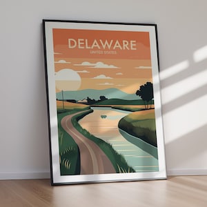 Peut inclure: Une affiche encadrée représentant un paysage stylisé du Delaware, aux États-Unis. L'œuvre d'art présente une route sinueuse, une rivière et des collines sous un ciel de coucher de soleil. Le mot "DELAWARE" est imprimé en haut, avec "UNITED STATES" en dessous.